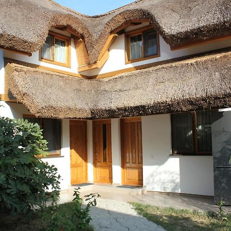 Отель Cerdacul Cu Stuf Сфынту-Георге Экстерьер фото